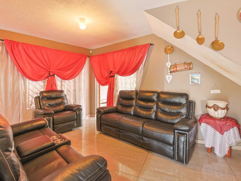 Spacious 3 Bedroom Family Home with Income-Generating Flatlets - Photo 2