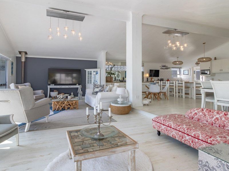 Spacious Coastal Living: 4-Bedroom Family Home for Sale in Grotto Bay - Photo 7