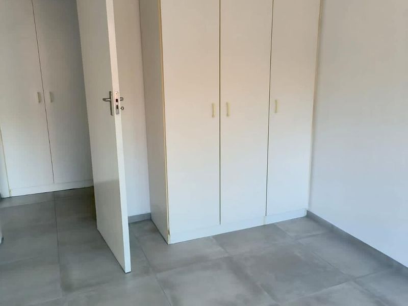 Centrally located modern apartment with designated parking - Photo 7