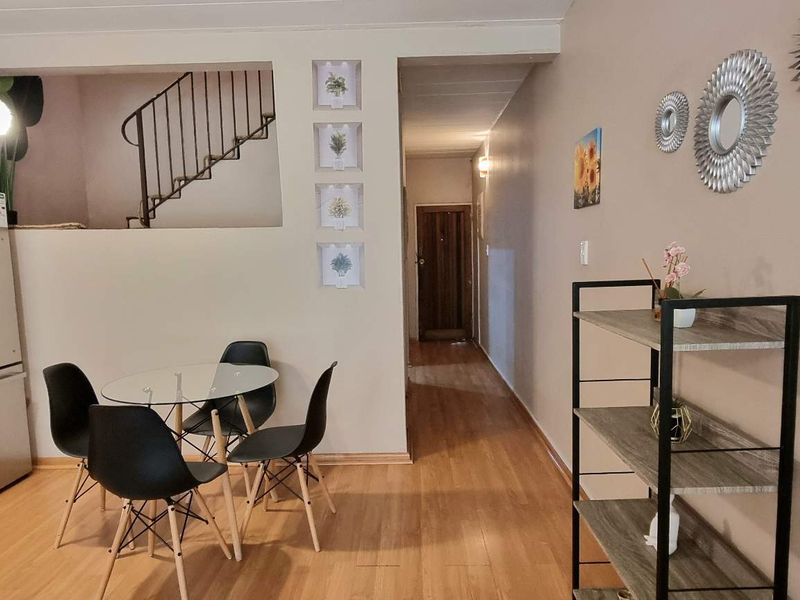 EXQUISITE RENOVATED UNIT! - Photo 2