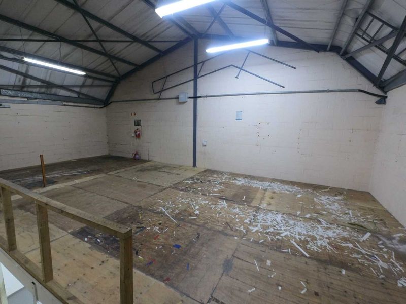Secure double volume warehouse/offices to let - Montague Gardens. - Photo 4