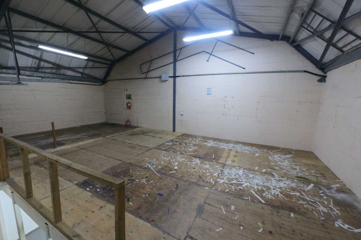 Secure double volume warehouse/offices to let - Montague Gardens. - Photo 4