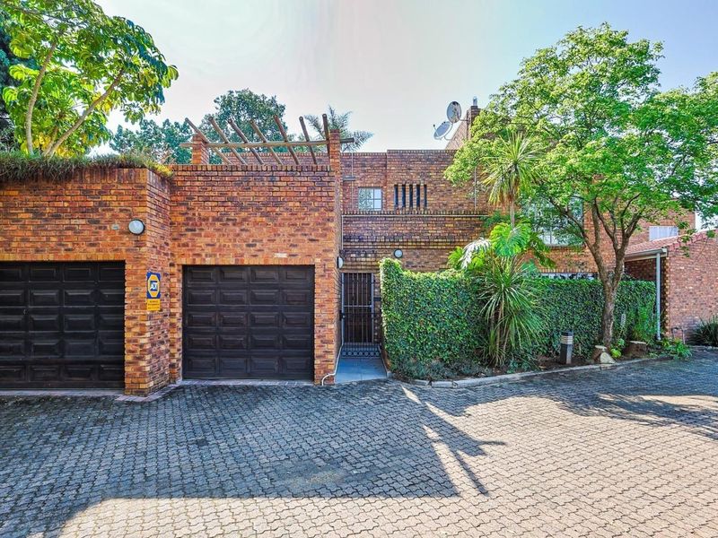 Gourmet Living - Modern Open-Plan Home in a Prestigious Suburb - Photo 3