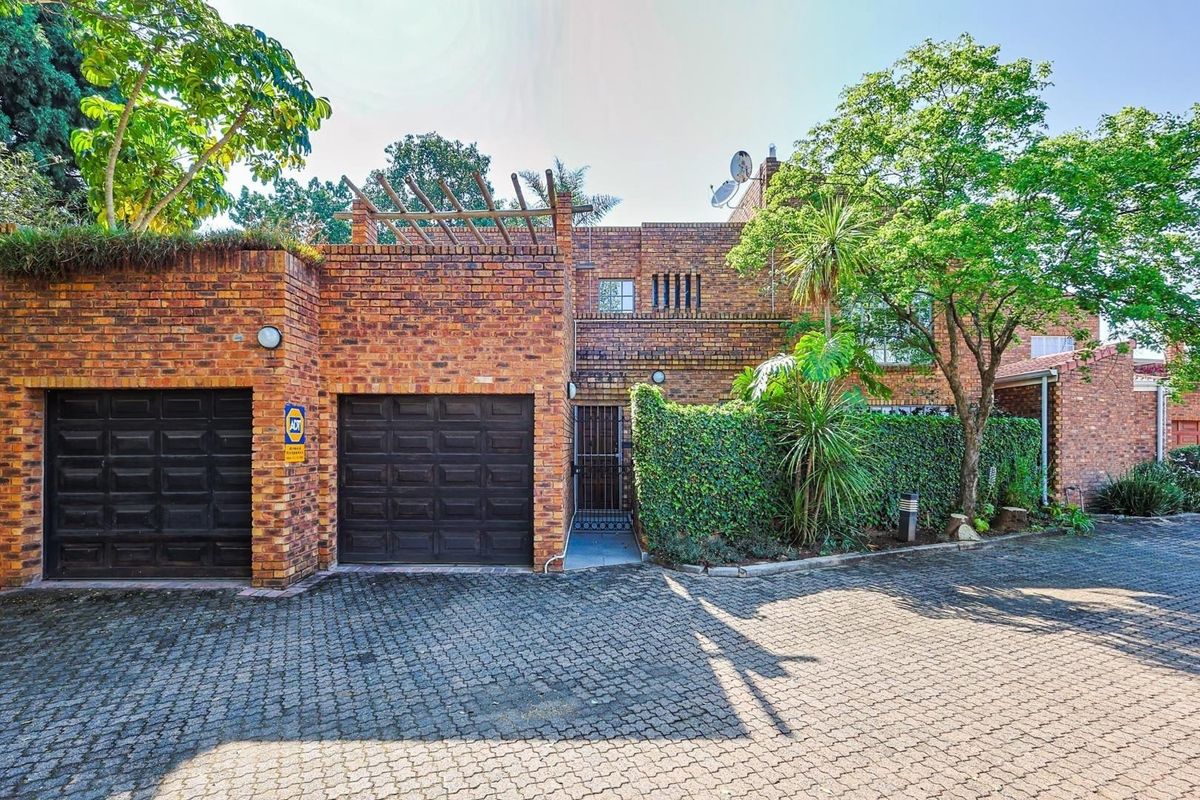 Gourmet Living - Modern Open-Plan Home in a Prestigious Suburb - Photo 3