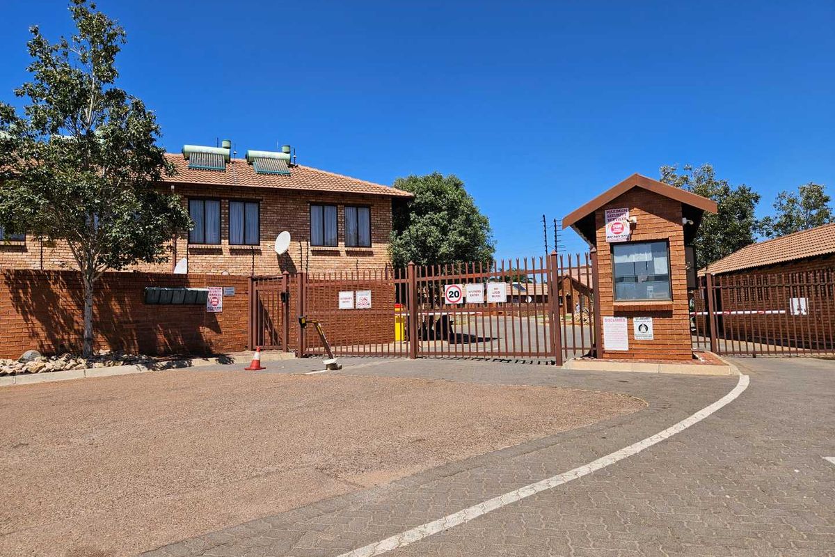 3 bedroom town house for sale - Photo 2