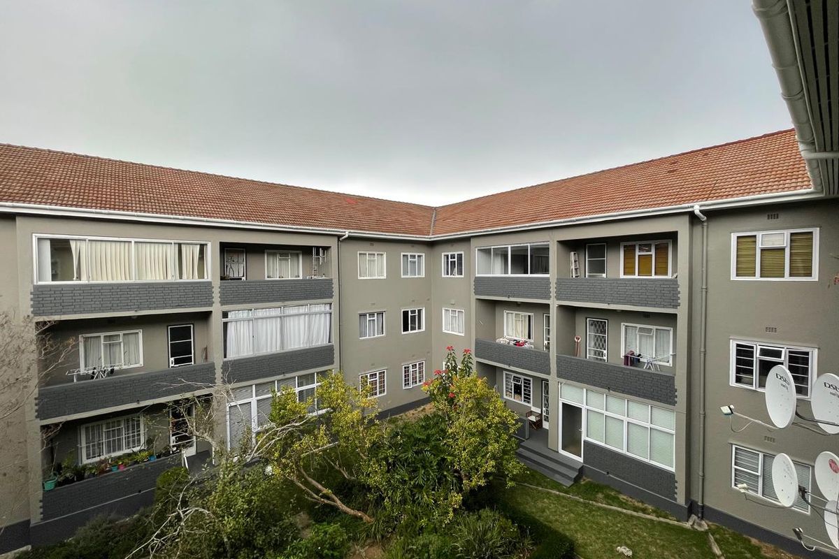 SPACIOUS SEMI-FURNISHED ONE BEDROOM APARTMENT WITH GARAGE | KENILWORTH | R11 000 P/M - Photo 2
