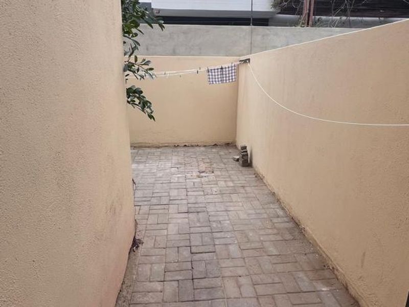 Charming Townhouse: Open Plan, Indoor BBQ & More! - Photo 8