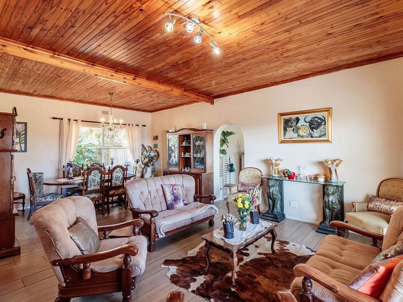 Stunning 3 bed 2 bath home for sale - Photo 6