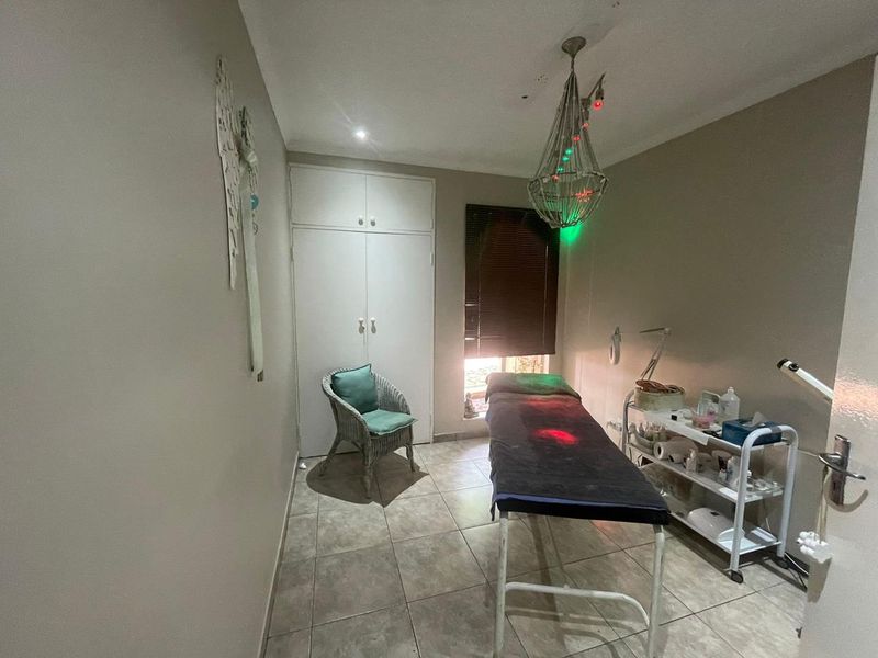 BUSINESS INVESTORS - GREAT INCOME IN GLENVISTA - Photo 6