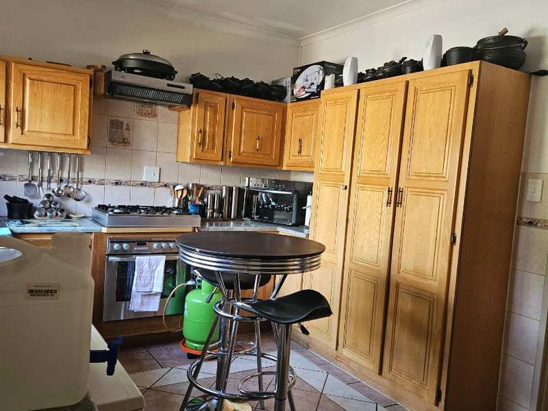 4 bedroom house with solar panels and swimming pool for sale - Photo 4