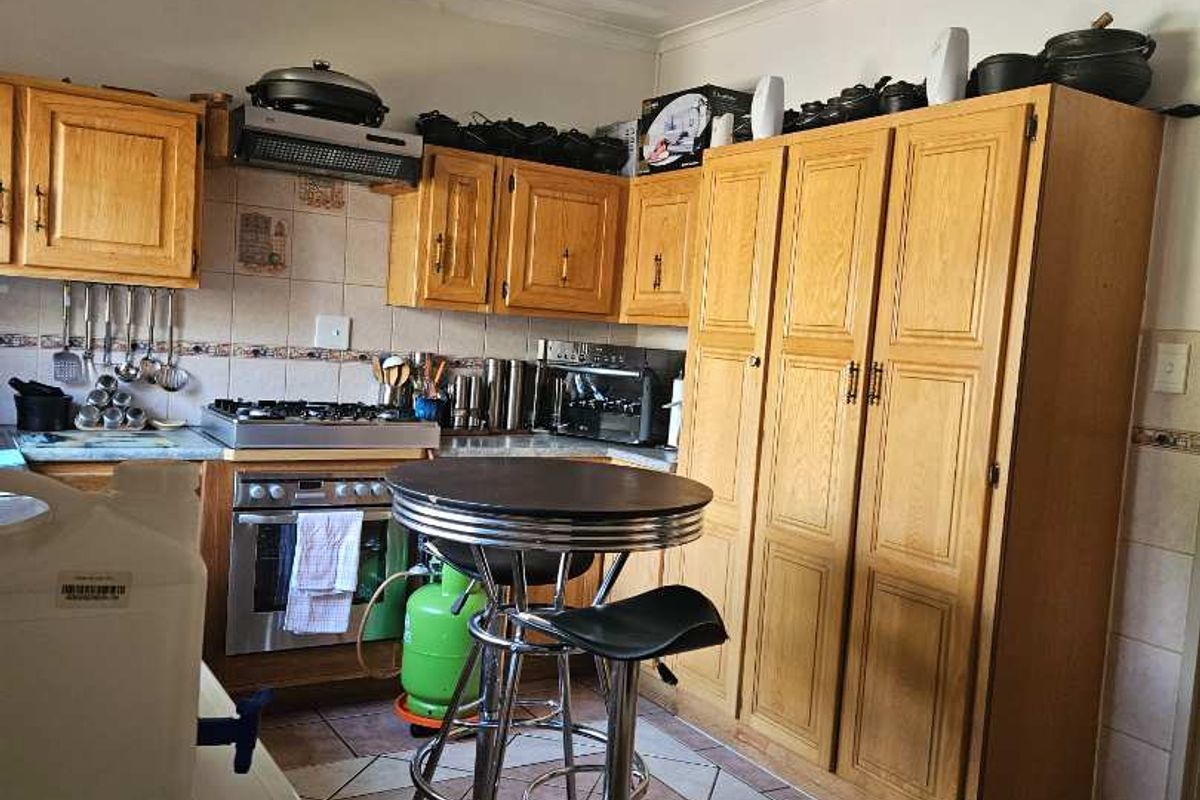 4 bedroom house with solar panels and swimming pool for sale - Photo 4