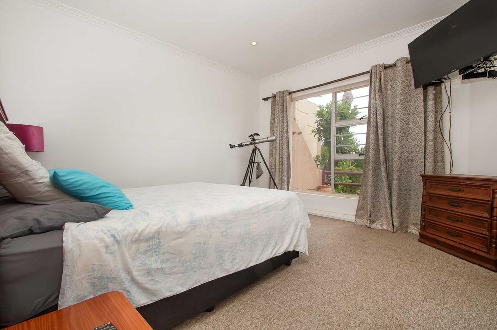 Well sized private main bedroom