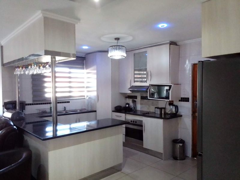Modern 3 Bedroom Family Home in a Secure Enclosed Area - Photo 4