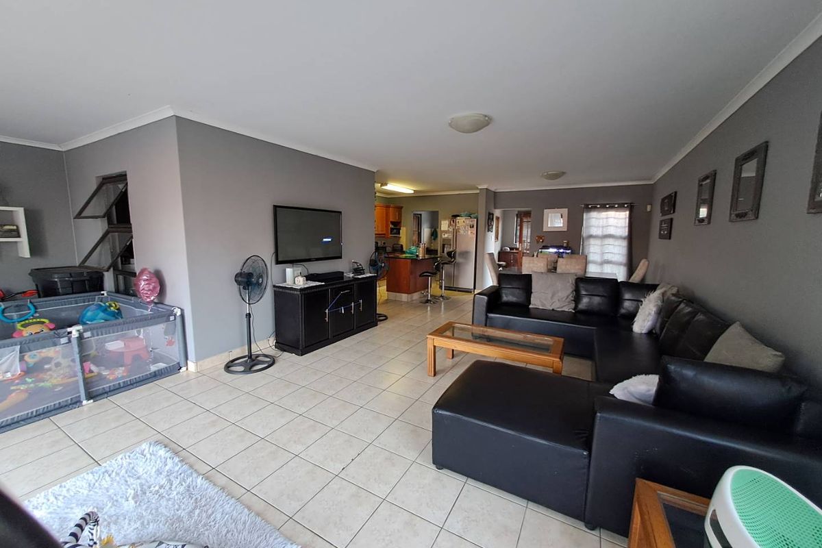 Stunning Townhouse in Tranquil Waterfall - Photo 4