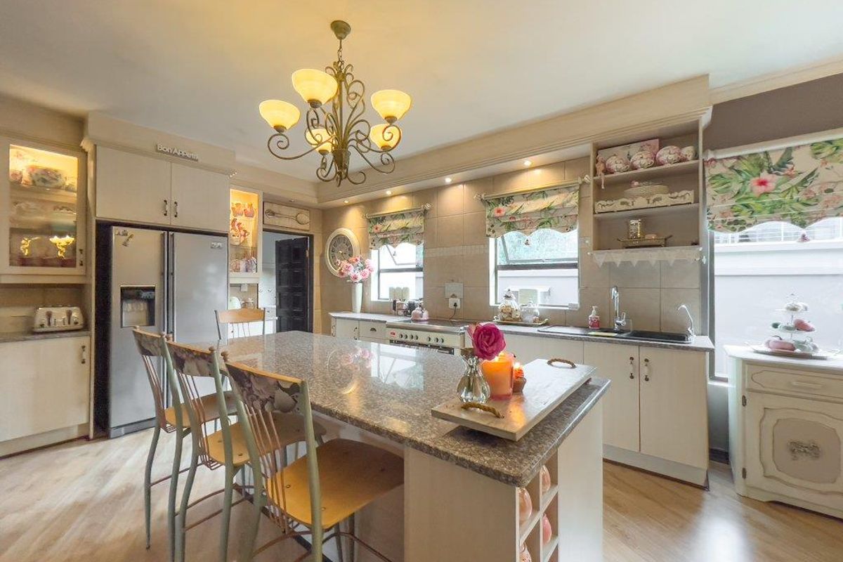 Rare find single level family home in Midfield Estate - Photo 2
