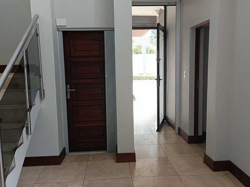 24 HOURS GUARDS SECURITY SERVICES, Stunning 4-Bedroom Home in Waterkloof - Photo 2