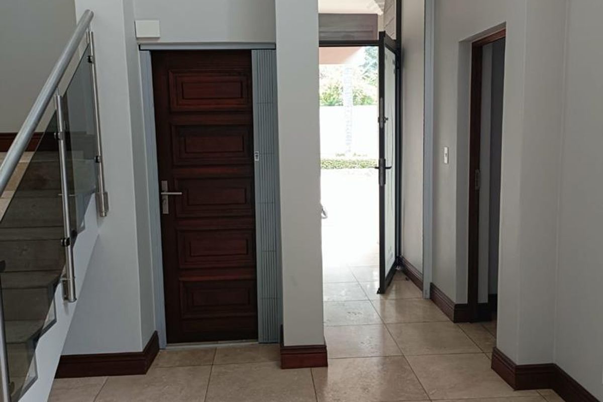 24 HOURS GUARDS SECURITY SERVICES, Stunning 4-Bedroom Home in Waterkloof - Photo 2