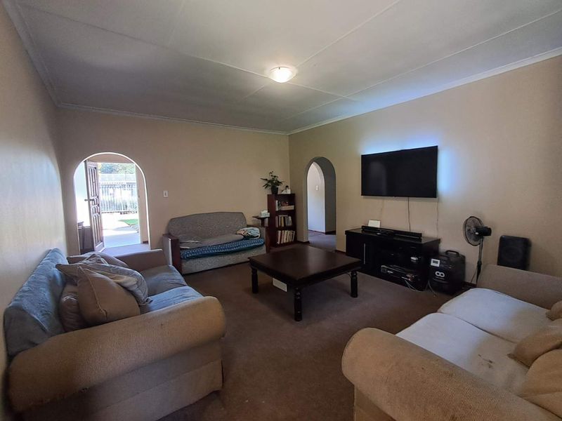 Spacious 4 Bedroom, 2.5 Bathroom Family Home in Kilnerpark - Photo 4