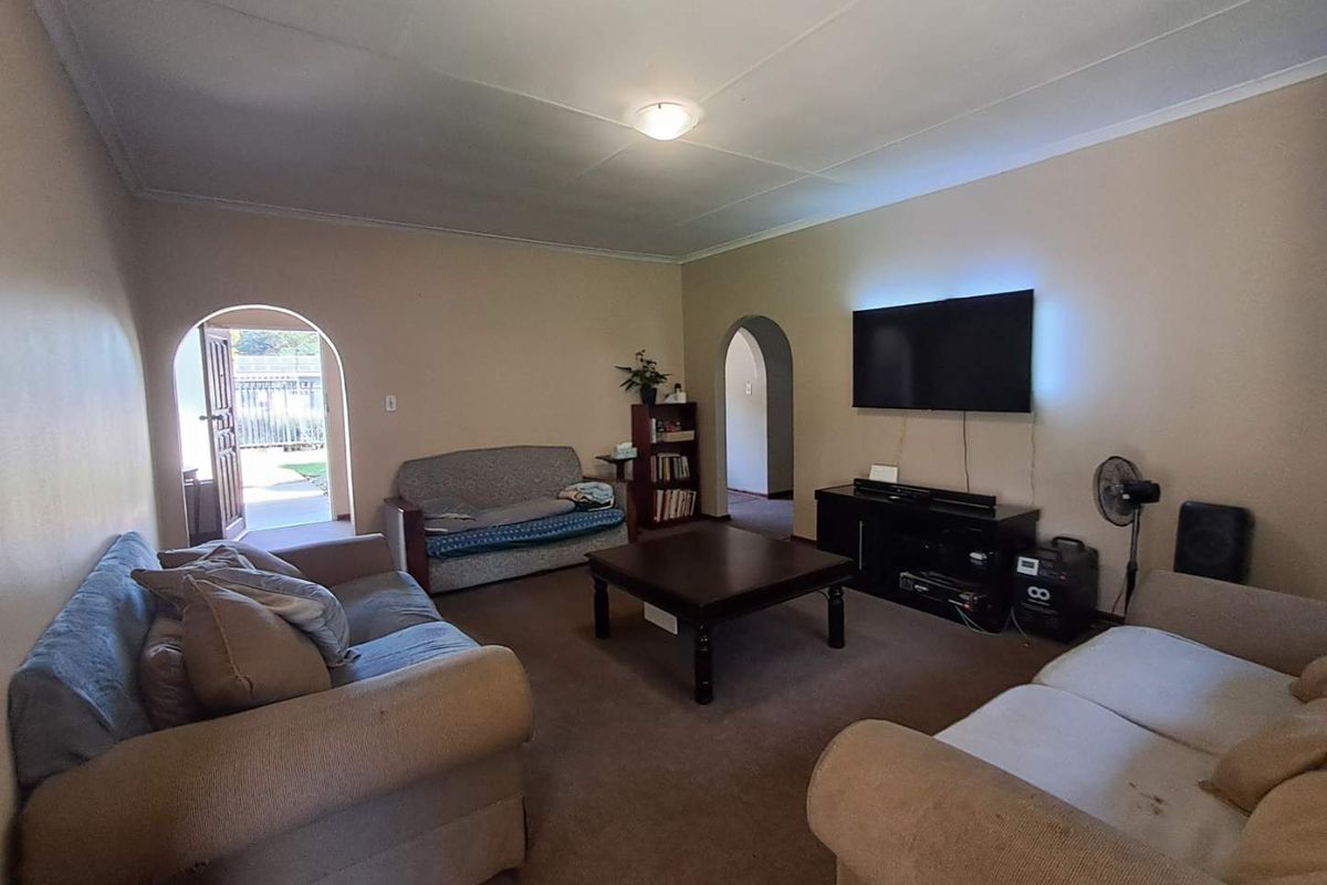 Spacious 4 Bedroom, 2.5 Bathroom Family Home in Kilnerpark - Photo 4
