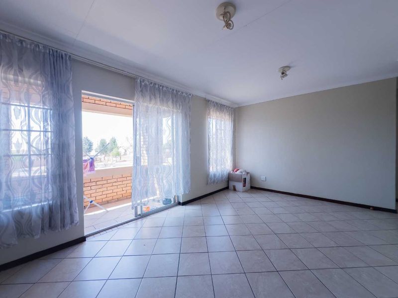 2 Bedroom Townhouse with a Balcony - Photo 2