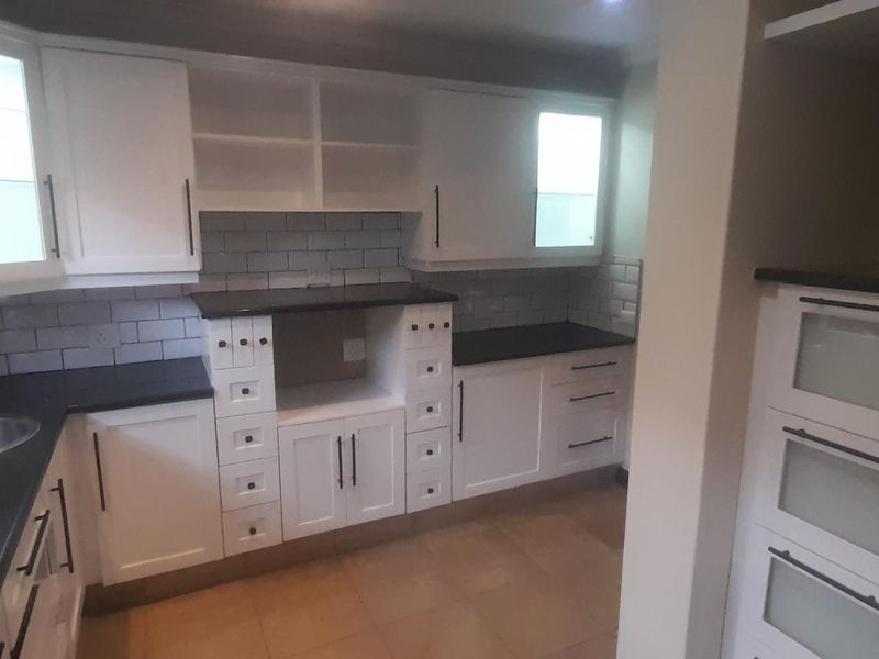 Stunning Lakeside Retreat with Modern Amenities - Photo 10