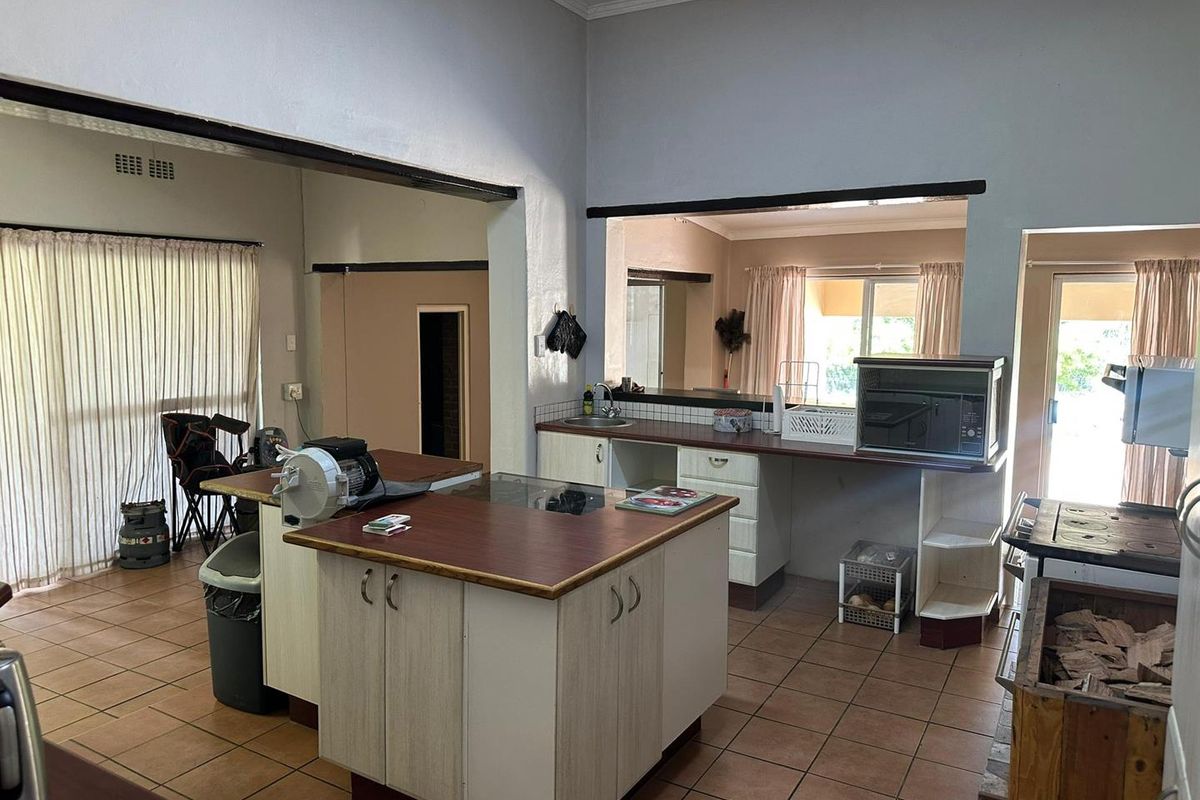 Welcome to a spacious residential property situated in Outjo on Station Road - Photo 3