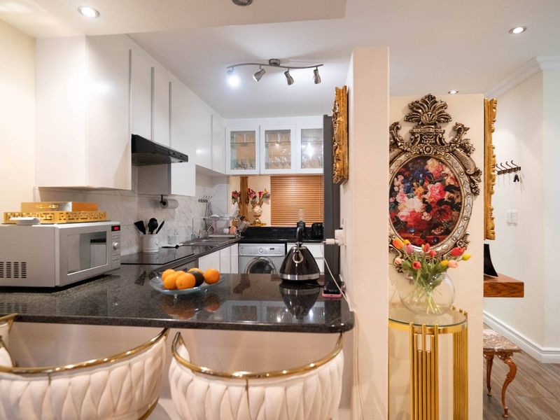 Luxury 3 Bedroom Home with Designer Touches in Sandton CBD - Photo 2