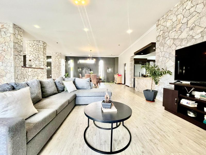 Spacious 5 Bedroom Family Home with Exceptional Entertainment Areas - Photo 2