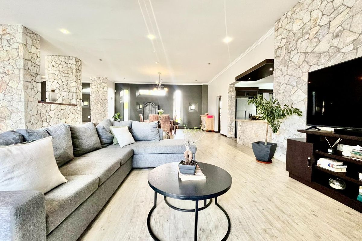 Spacious 5 Bedroom Family Home with Exceptional Entertainment Areas - Photo 2
