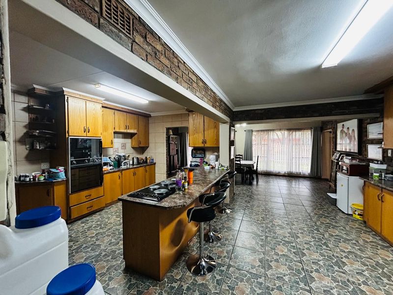 Spacious family home - Photo 9