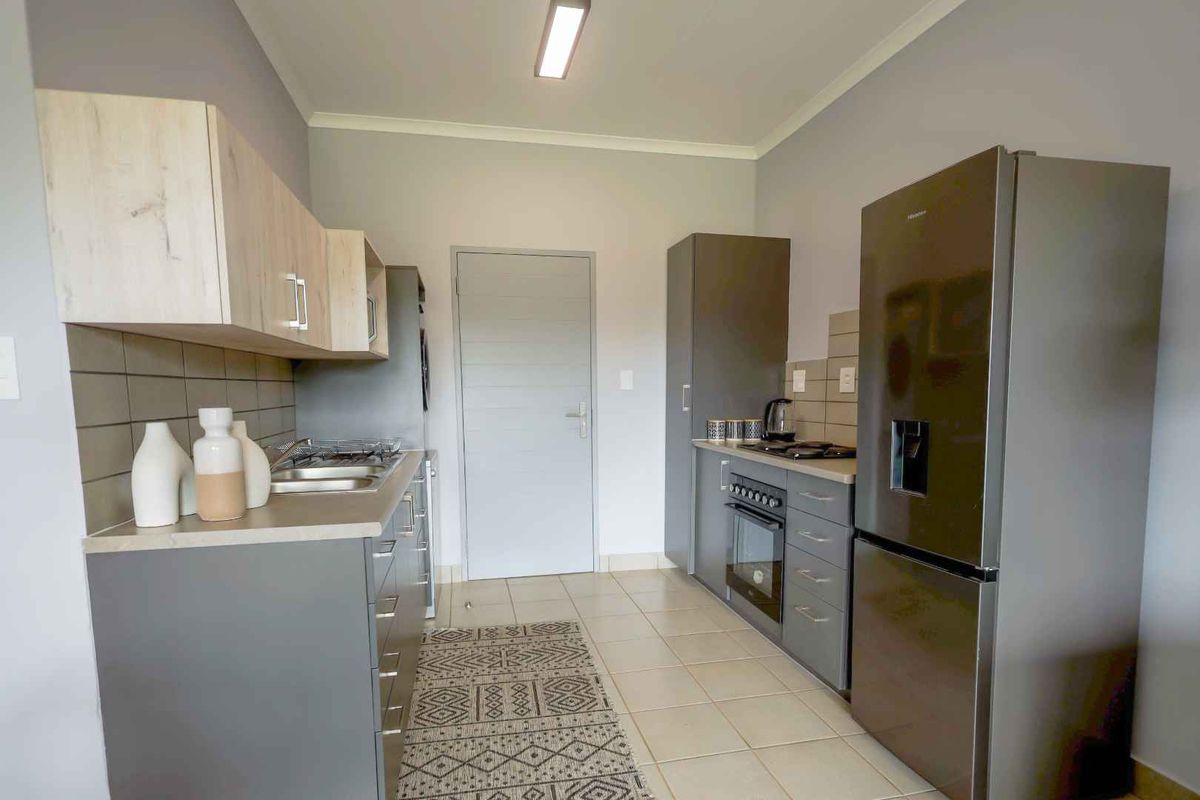 Brand new Ultra-modern 2 Bedroom, 2 Bathroom Apartment in Montana area. Excellent Investment! - Photo 3