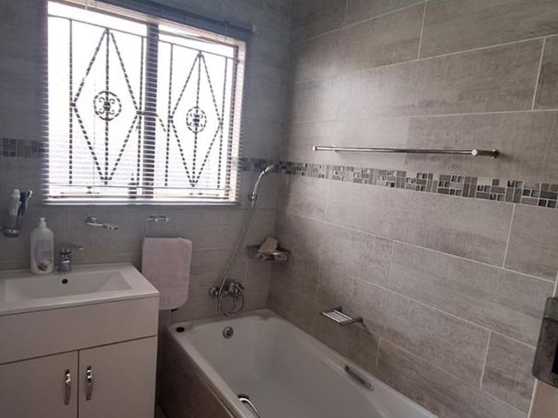 2 bedrooms house to rent in Soshanguve VV - Photo 8