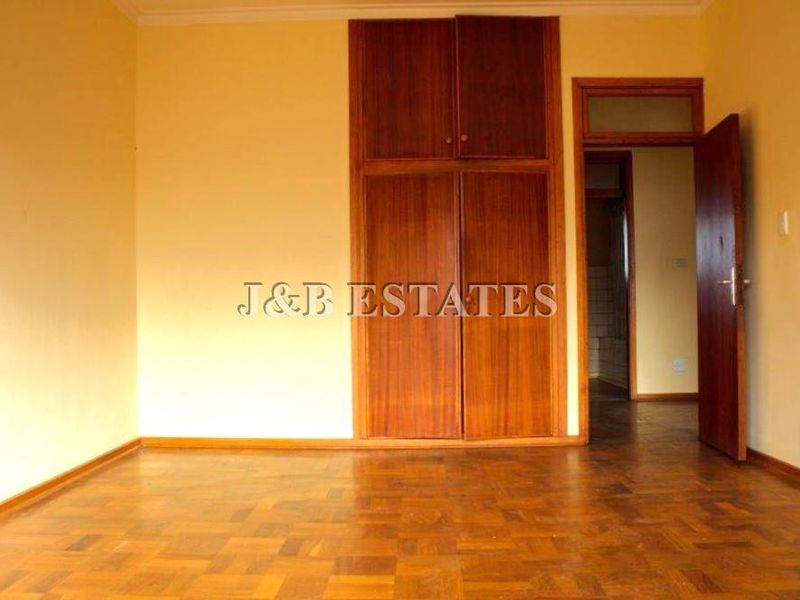 Prime Investment Opportunity: Mixed-Use Building with 2 Commercial Spaces & 3 x 2-Bedroom Flats - Photo 6