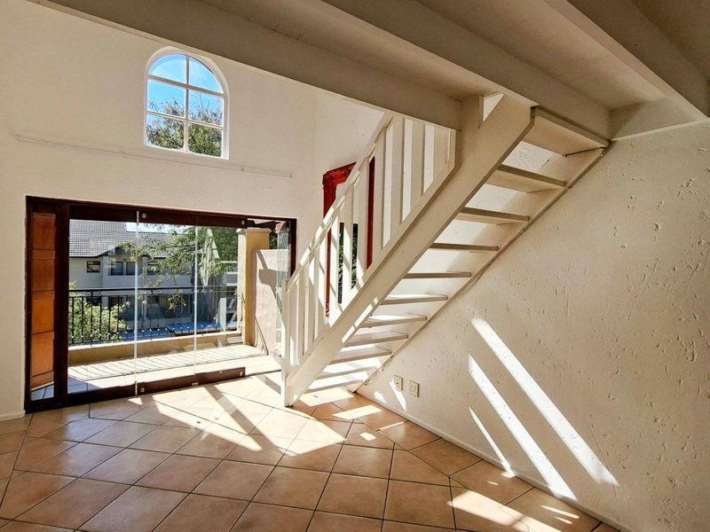 Spacious 2 bed, 1 bath loft apartment available in Lonehill - Photo 7