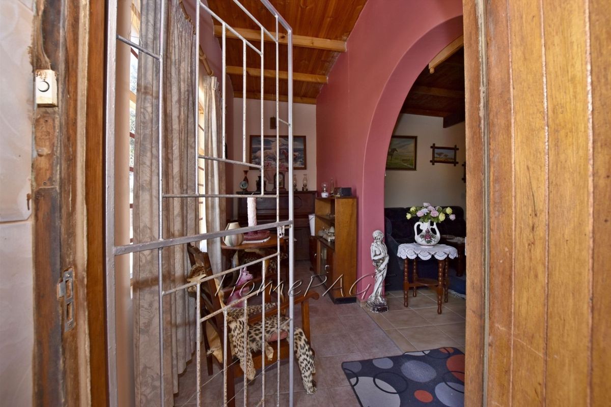 Ext 1, Henties Bay:  Large older home is fore sale - Photo 2