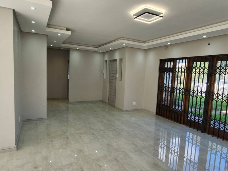 Just Renovated! Beautiful family home with garden flat. - Photo 5