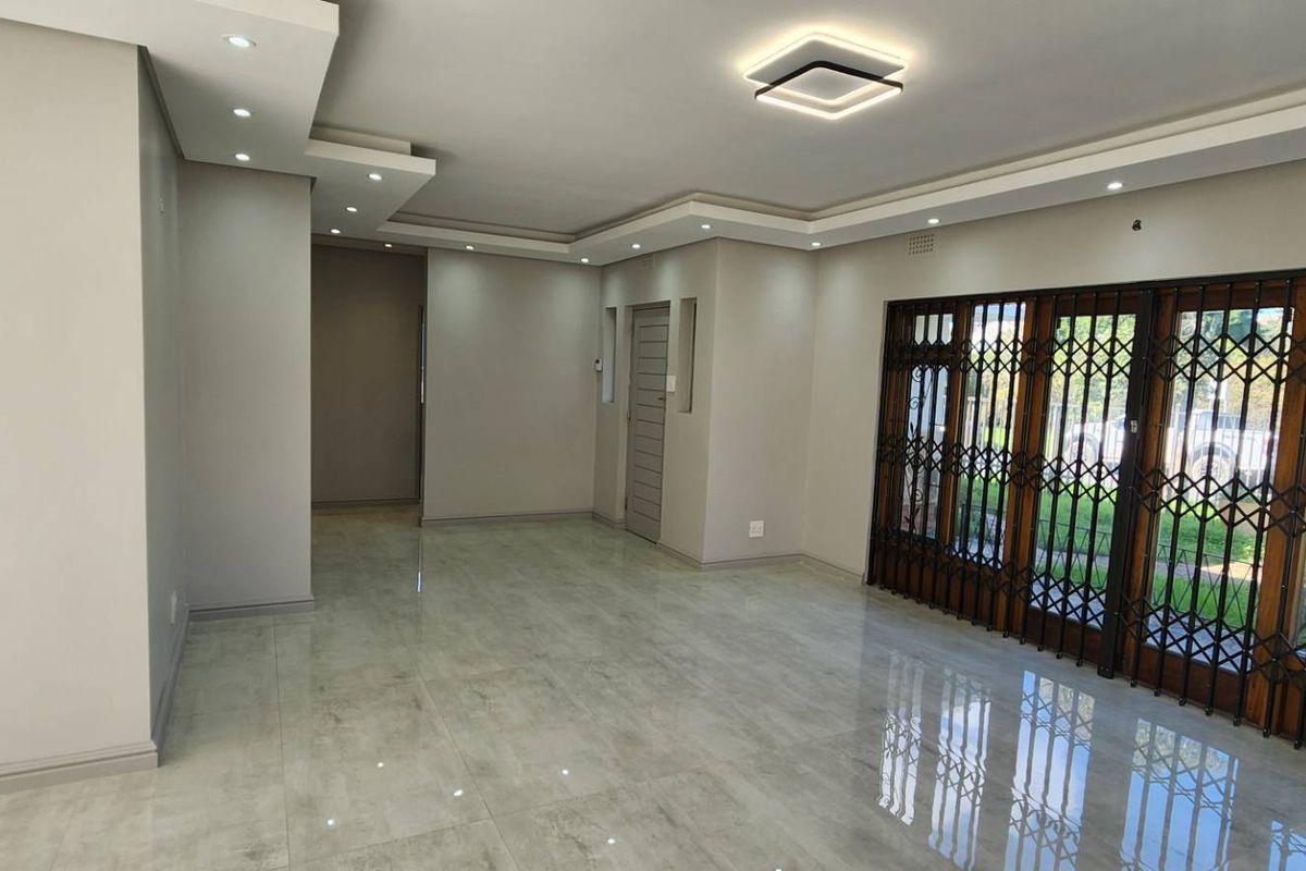 Just Renovated! Beautiful family home with garden flat. - Photo 5