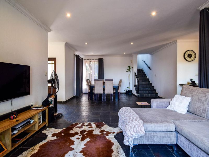 Immaculate Full-Title home in secuirity estate – Equestria - Photo 6