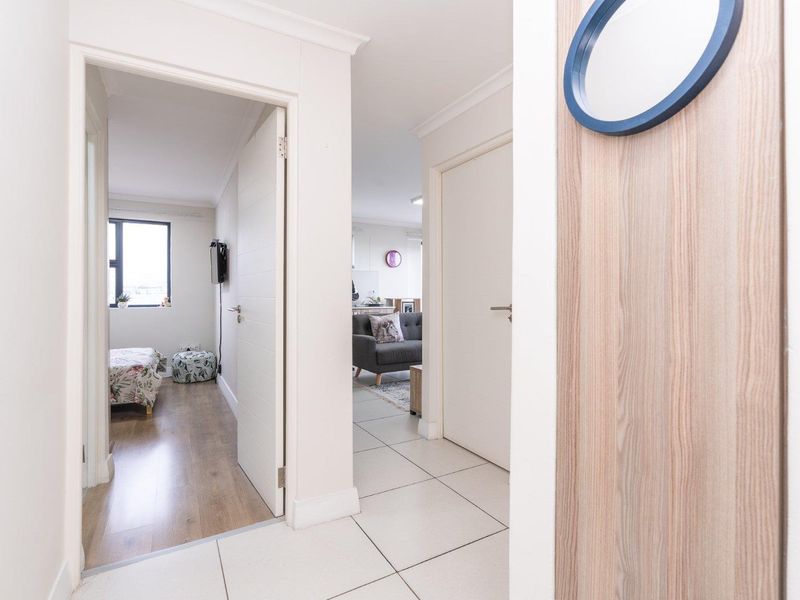 Easy living in the CBD, ideal for a young professional couple or 2 varsity students. - Photo 8