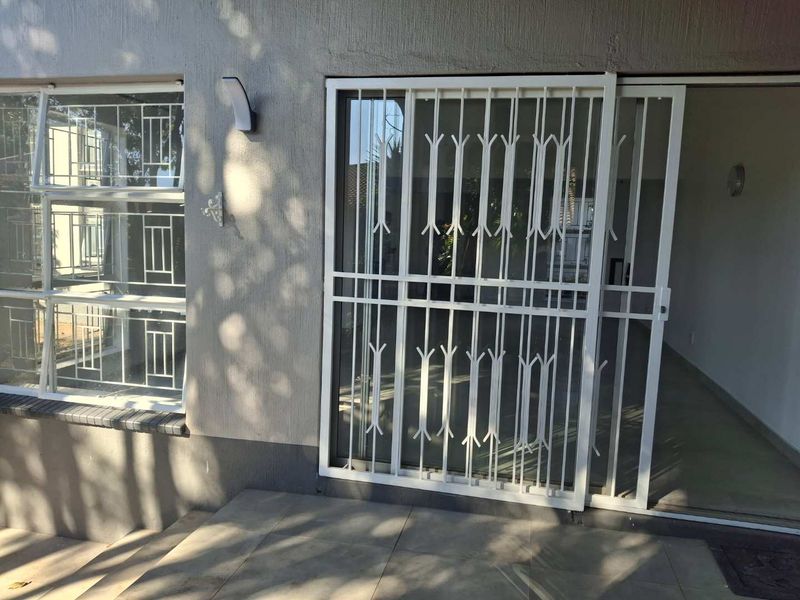 A BEAUTIFULLY RENOVATED TWO BEDROOM SIMPLEX - Photo 8