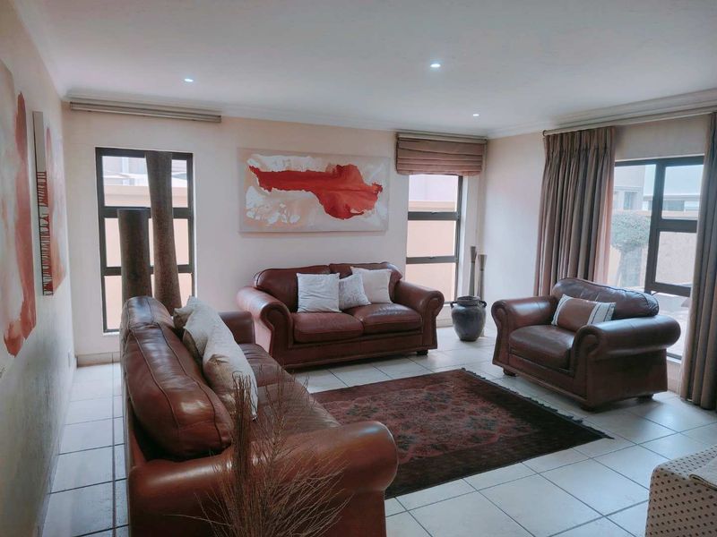 LUXURIOUS 5-BEDROOM HOME – FIT FOR A KING! - Photo 6