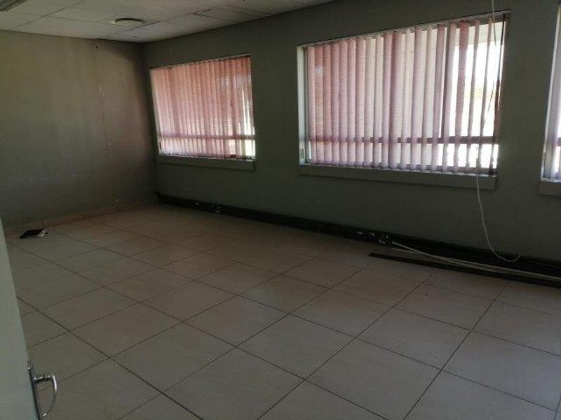Office To Let in Windhoek Central - Photo 4
