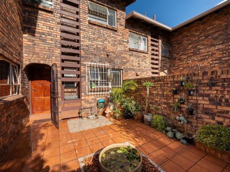 3 Bedroom Family Home in a Secure Glenvista Gardens Complex - Photo 3