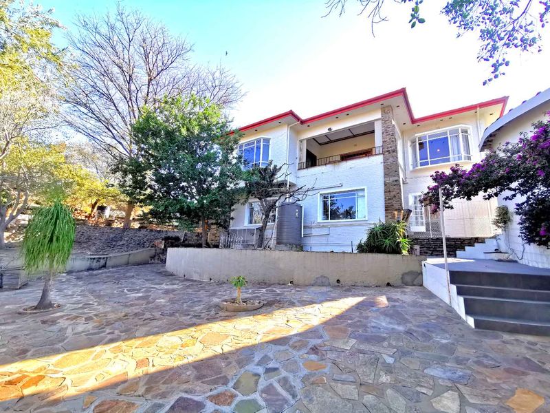 Two-storey house for sale in Klein Windhoek with stunning views - Photo 5