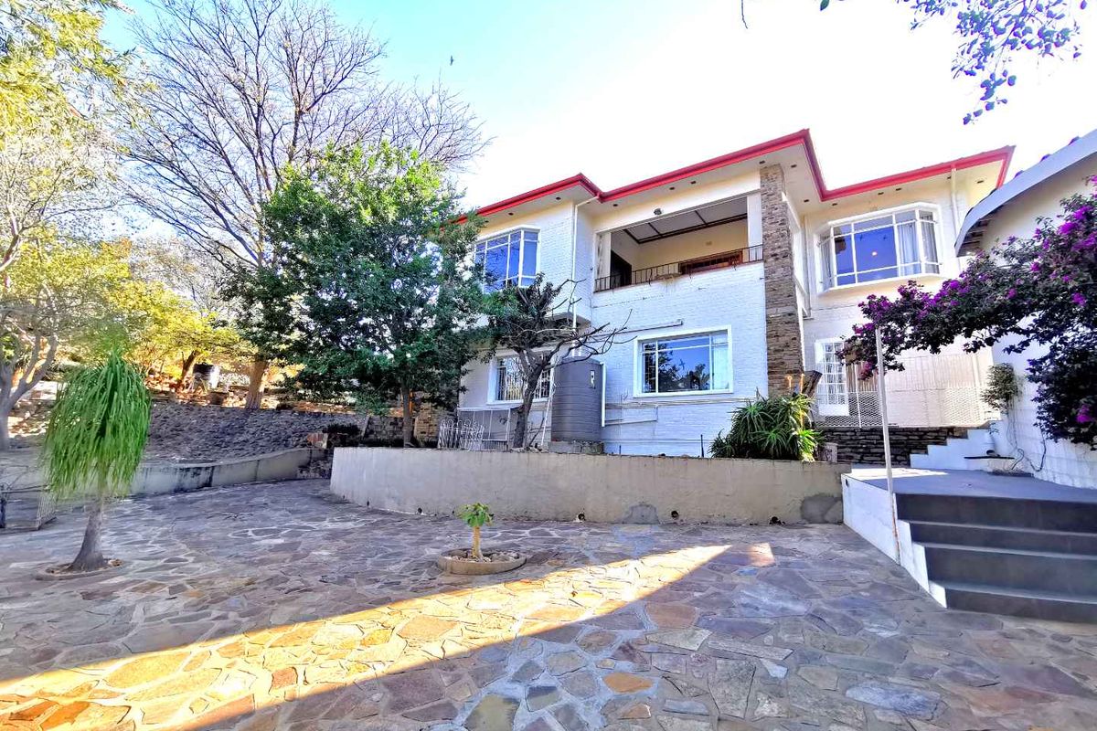 Two-storey house for sale in Klein Windhoek with stunning views - Photo 5