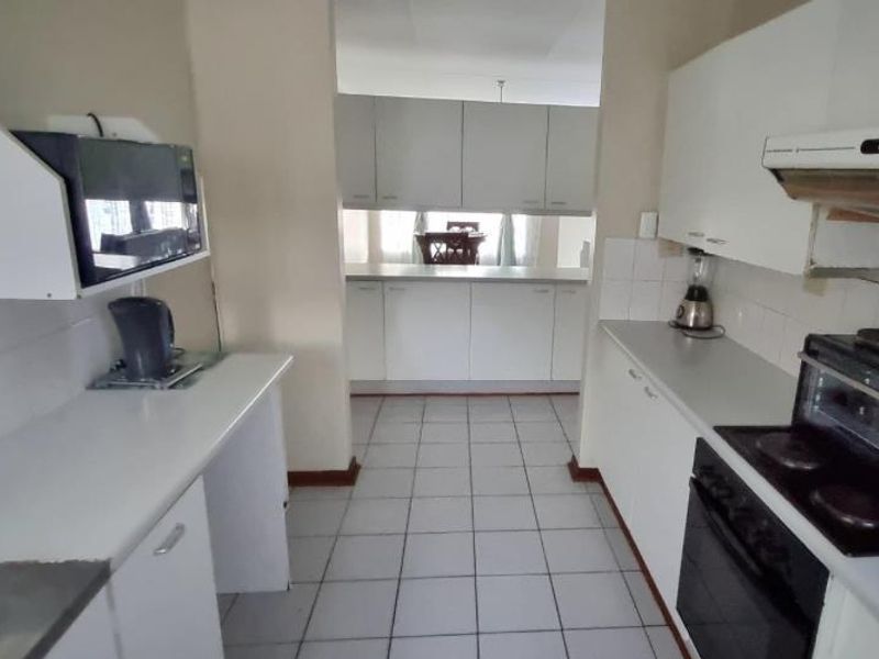 Charming 3-Bedroom Townhouse in Westdene - Photo 3