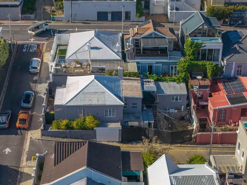 Prime Sea Point Renovator with Endless Potential - Photo 3