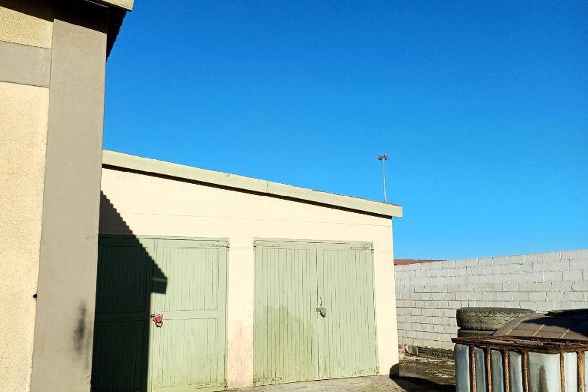 Industrial Warehouse offering 644m2 under roof! Close to Natis - Photo 3