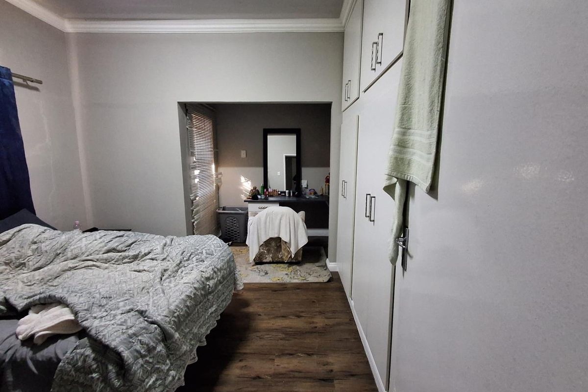 Profitable Business Opportunity: Guest House for Sale with Long Term Contracts - Photo 4