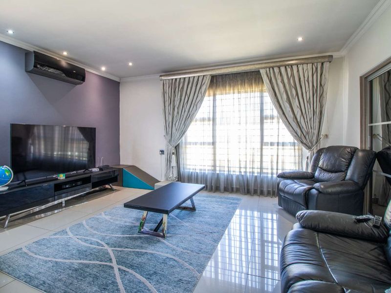 Charming Cluster Home: Perfect for Family Living! - Photo 4